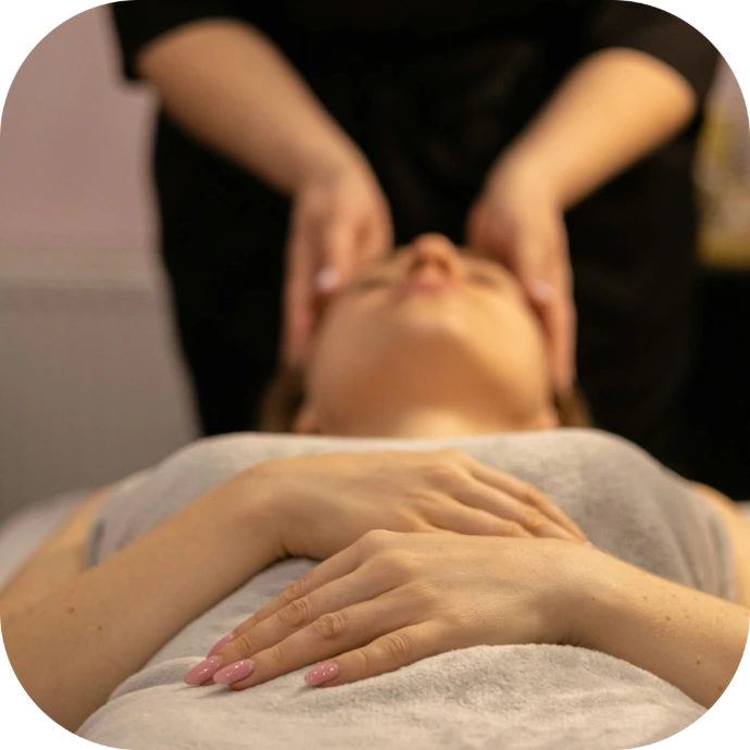 massage therapist attenting to appointment