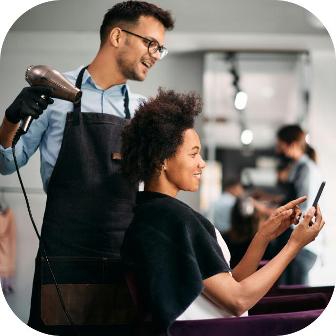 hair stylist and client discussing the clients hairstyle choice